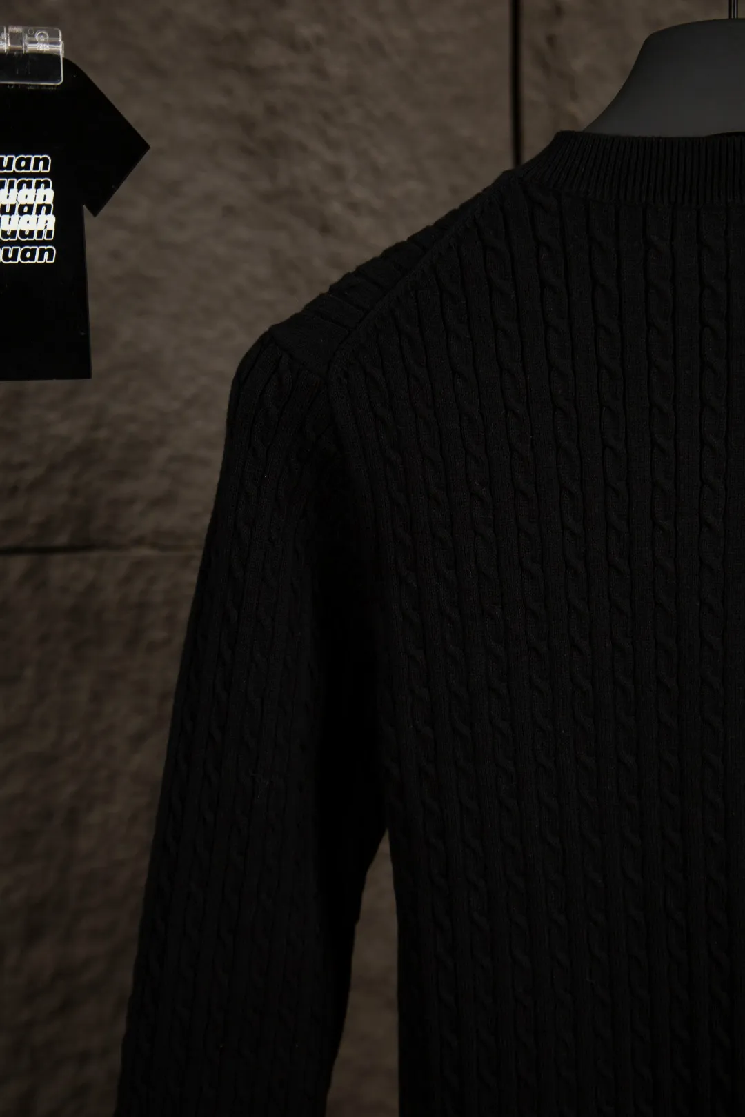 P196 Actual photo [Evergreen for all seasons] Style number: 25123# Color: black/navy blue/almond/white Size: S-XL - Ralph Lauren/Ralph Lauren 2025FW Zhao Lusi's same solid color logo knitted versatile fine twist knitted buttoned long-sleeved cardigan - RL's classic fine twist cardigan 21S quality cotton yarn A cardigan that can be worn in all seasons Can be matched inside or outside Simple and clean basic color matching The upper body is clean and flawless. The comfort brought by imported cotton yarn is soft. An item that cannot be rejected.